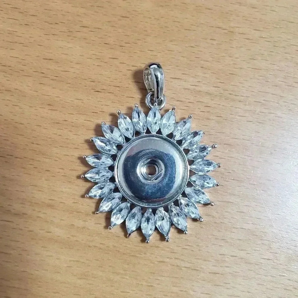 Interchangeable Snap Jewelry Pendant - Picture 1 of 3